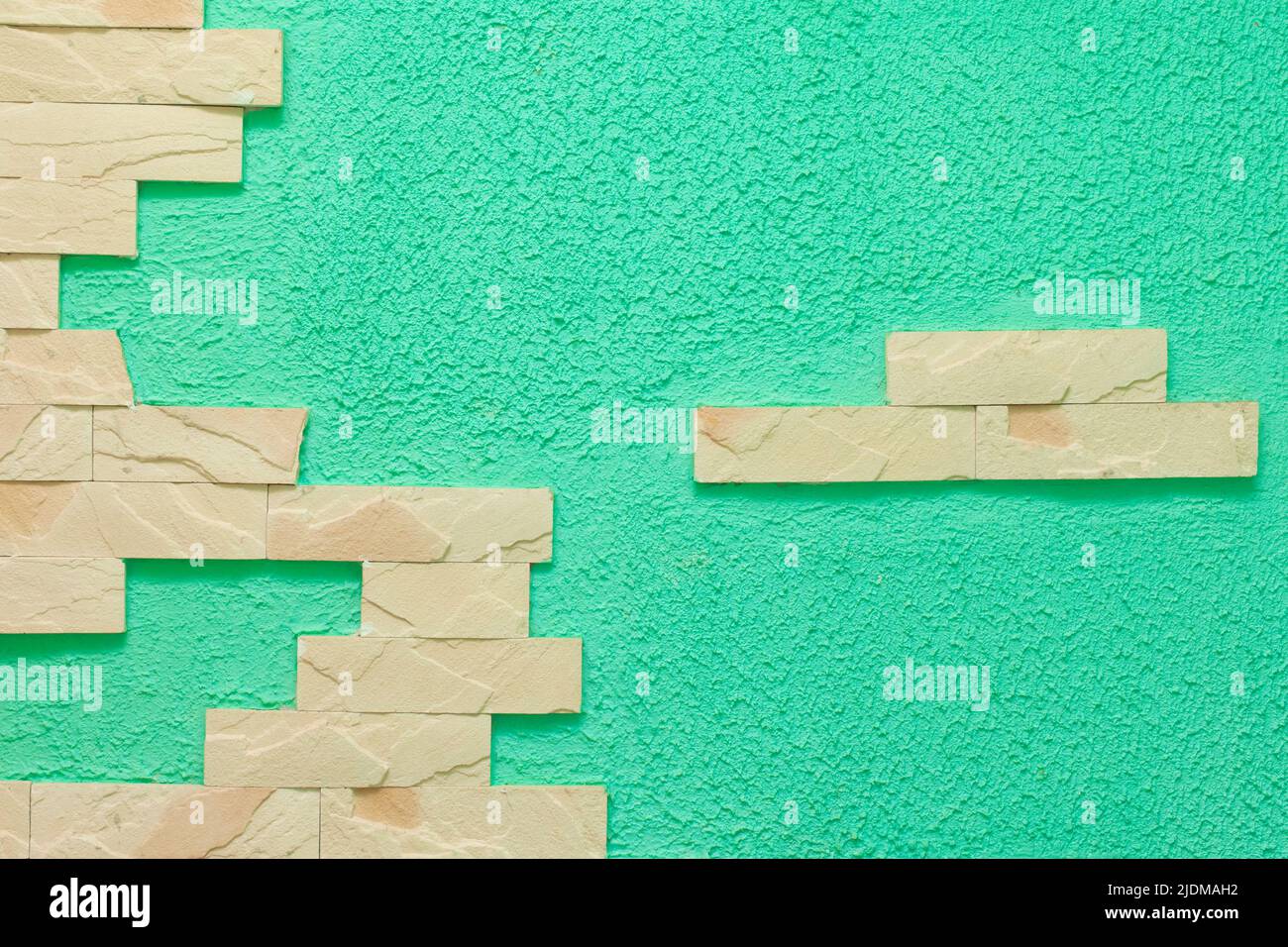 Helles Ziegelelement Fragment abstraktes Innenarchitektur Wandmuster grün oder aquamarin Farbe Textur Fassade Hintergrund. Stockfoto