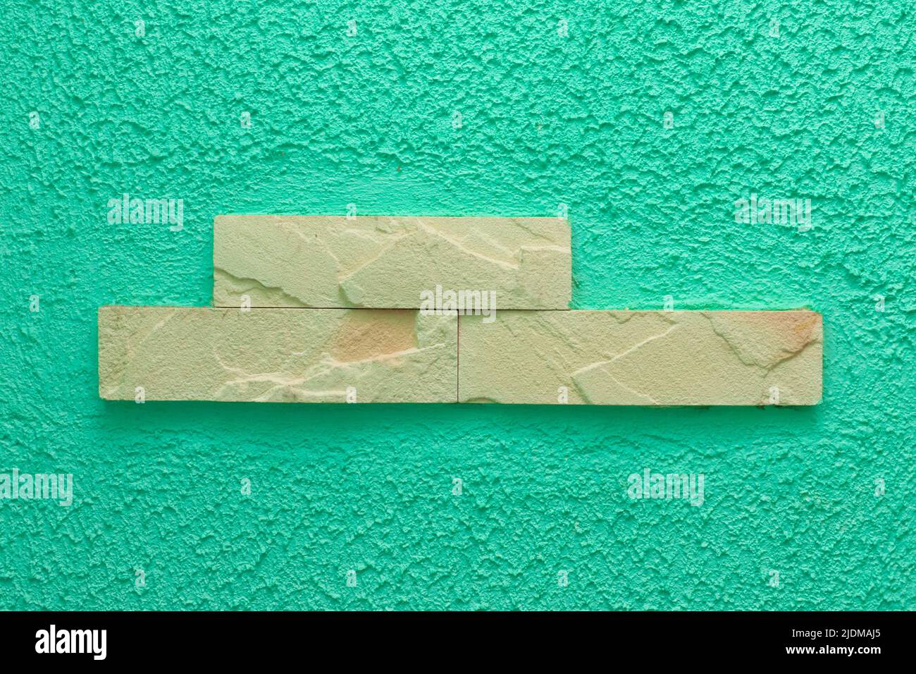 Helles Ziegelelement Fragment abstraktes Innenarchitektur Wandmuster grün oder aquamarin Farbe Textur Fassade Hintergrund. Stockfoto