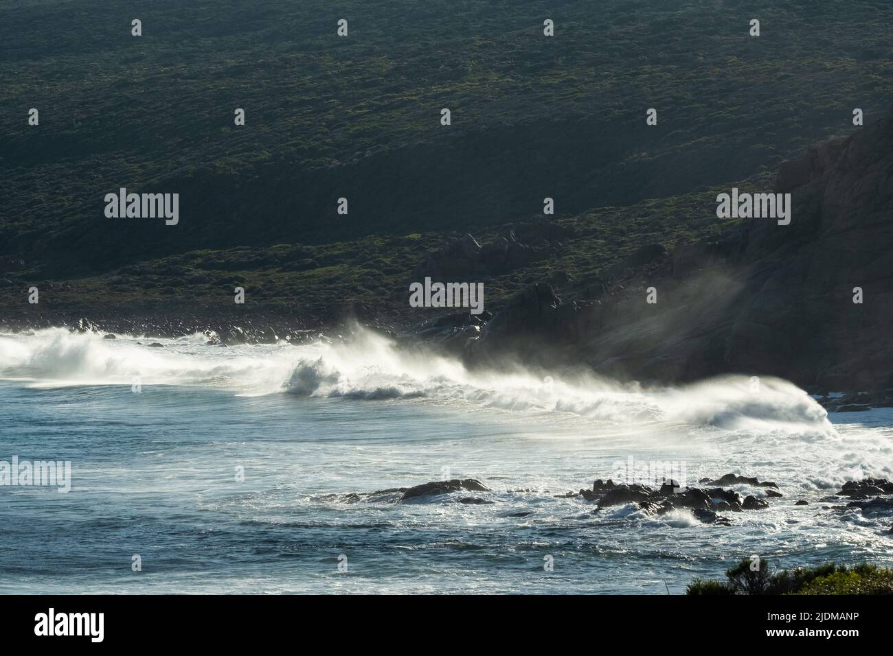 Wellen schlagen in die felsige Küste in der Nähe von Canal Rocks, Yallingup Stockfoto