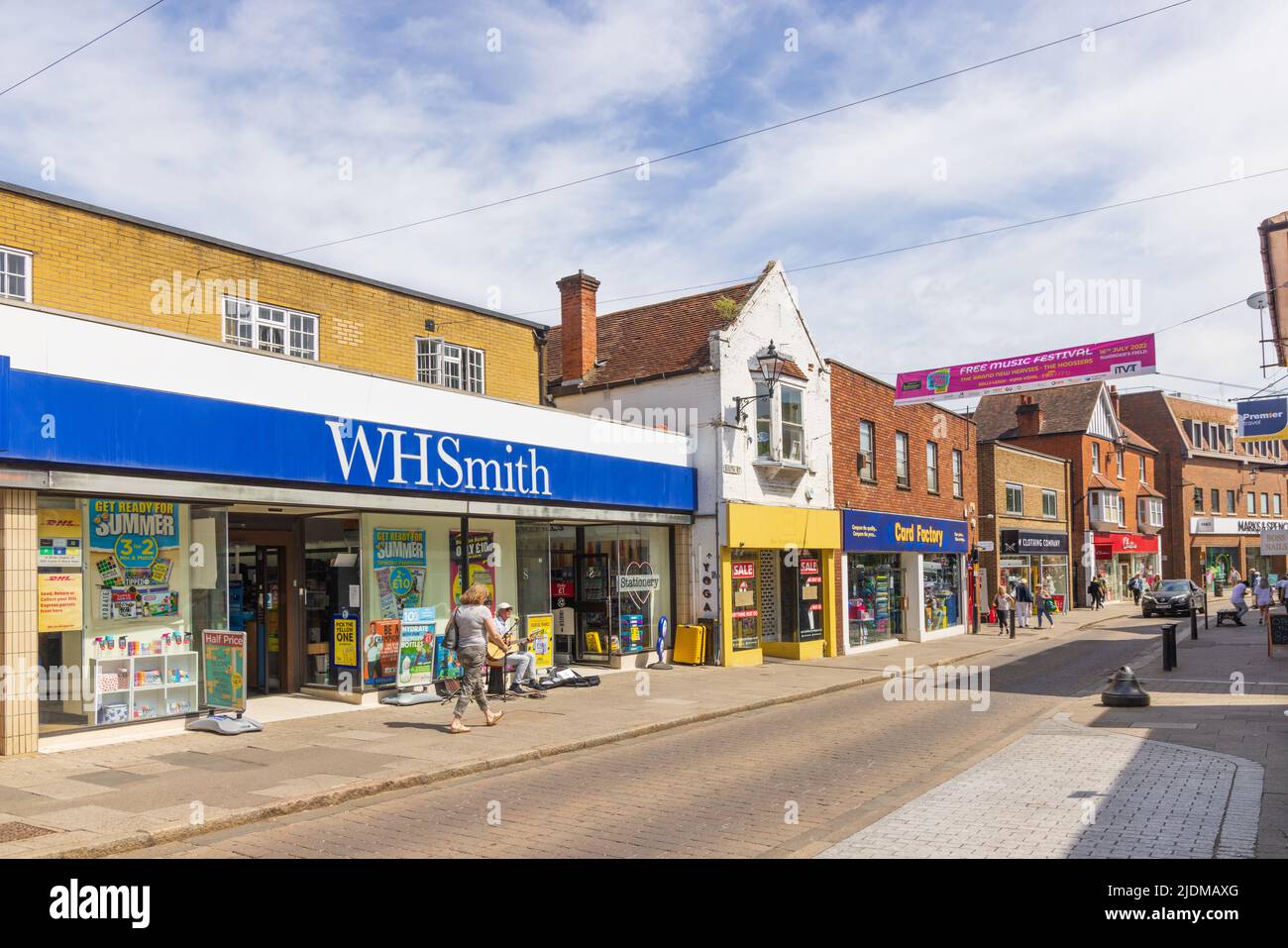 Blick auf die Geschäfte in der South Street, Bishop's Stortford. VEREINIGTES KÖNIGREICH Stockfoto