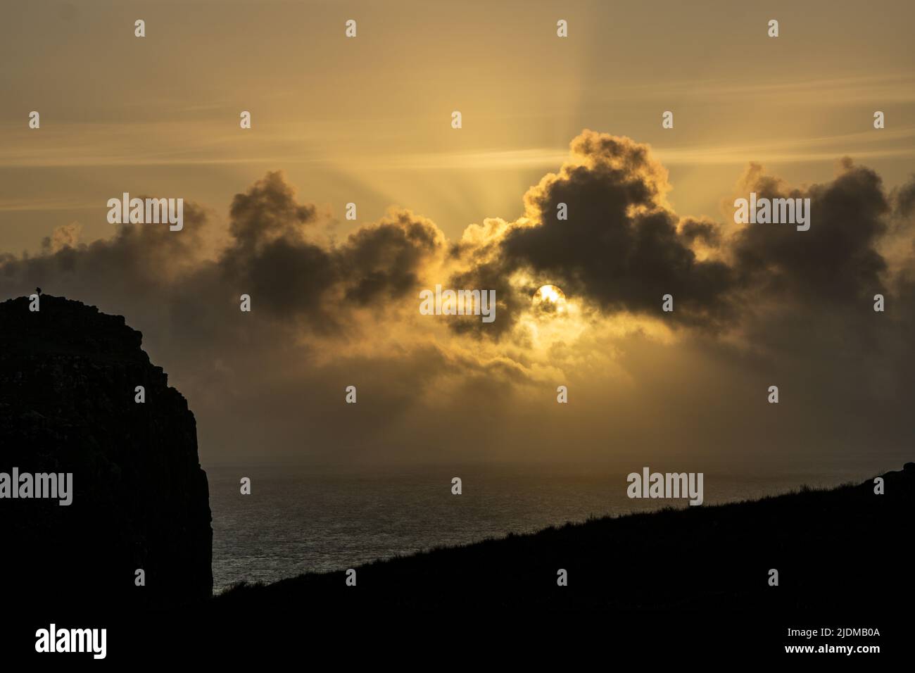 Ein Mann fotografiert den Sonnenuntergang des Neist Point Lighthouse Isle of Skye Schottland Stockfoto