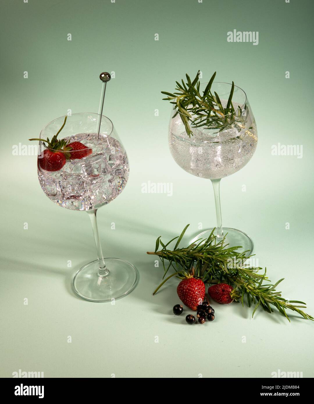 Gin und Tonic in Gläsern mit Erdbeer, blauem Hintergrund. Stockfoto