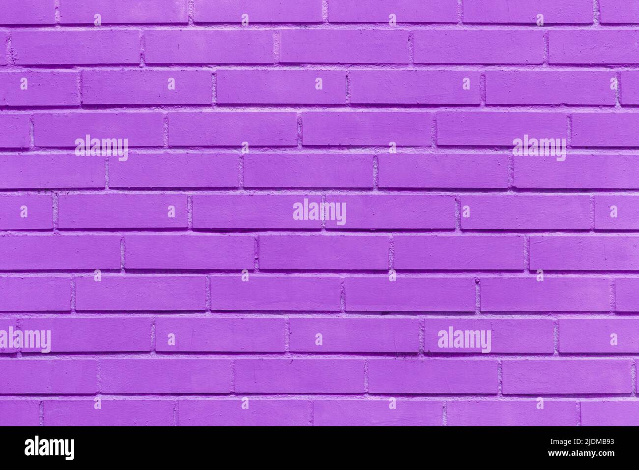 Lila Farbe Ziegelwand der Innenfassade lila Textur abstrakt violett Farbe Hintergrund. Stockfoto