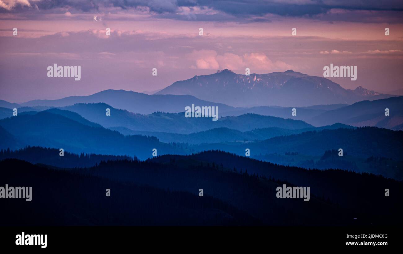 Das Ceahlau-Massiv vom Rarau-Gebirge aus gesehen, Ostkarpaten, Rumänien. Stockfoto