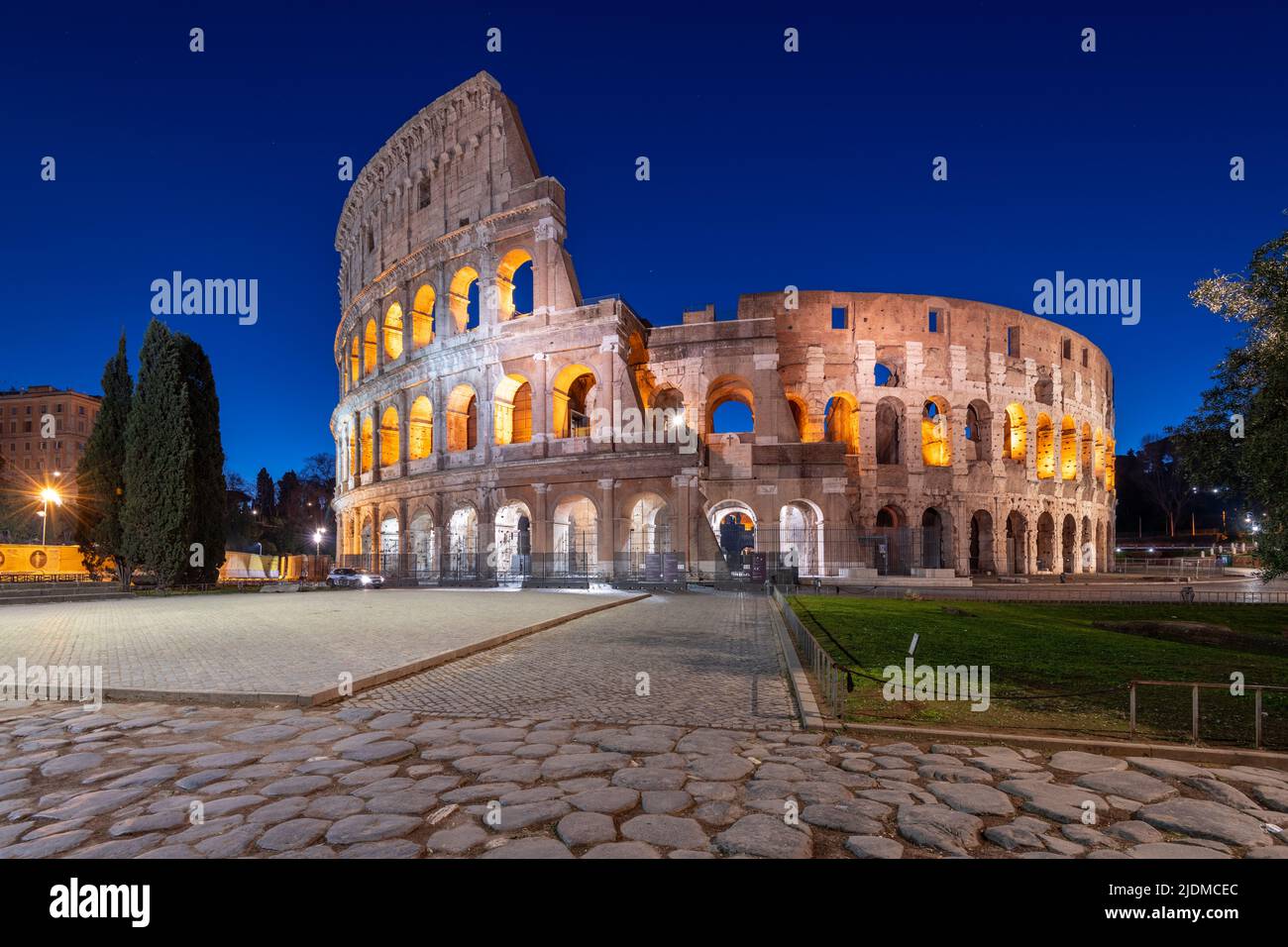 Rom, Italien im antiken Amphitheater des römischen Kolosseums bei Nacht. Stockfoto