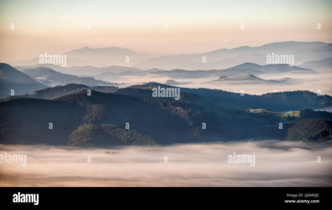 Das Ceahlau-Massiv vom Rarau-Gebirge aus gesehen, Ostkarpaten, Rumänien. Stockfoto