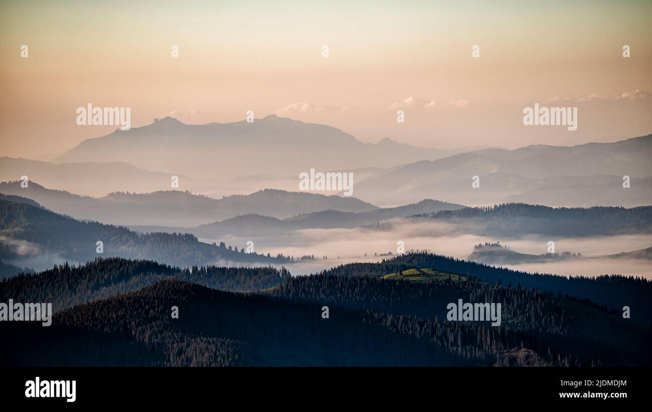 Das Ceahlau-Massiv vom Rarau-Gebirge aus gesehen, Ostkarpaten, Rumänien. Stockfoto