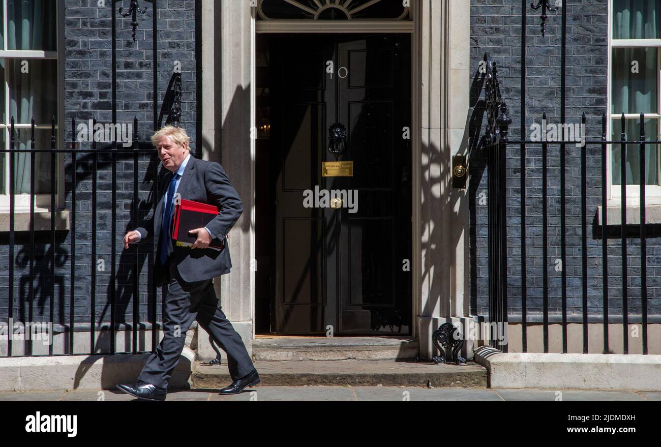 London, England, Großbritannien. 22.. Juni 2022. Der britische Premierminister BORIS JOHNSON verlässt die Downing Street 10 vor den Fragen des Premierministers im Unterhaus, da das Land von Eisenbahnstreiks erschüttert wird. (Bild: © Tayfun Salci/ZUMA Press Wire) Stockfoto