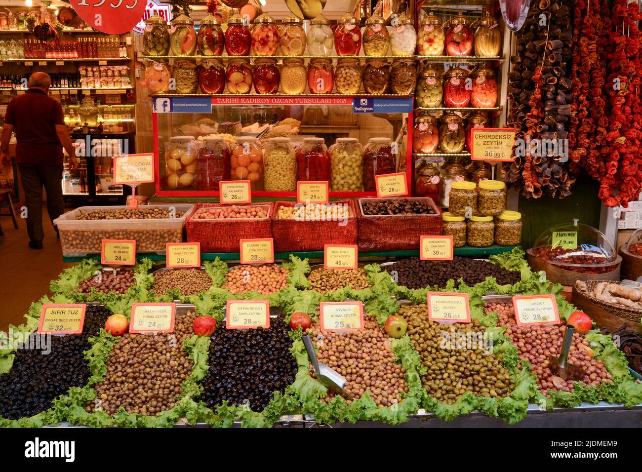 In einem Istanbuler Laden gibt es eine wunderbare Ausstellung von Oliven und Gurken. Stockfoto