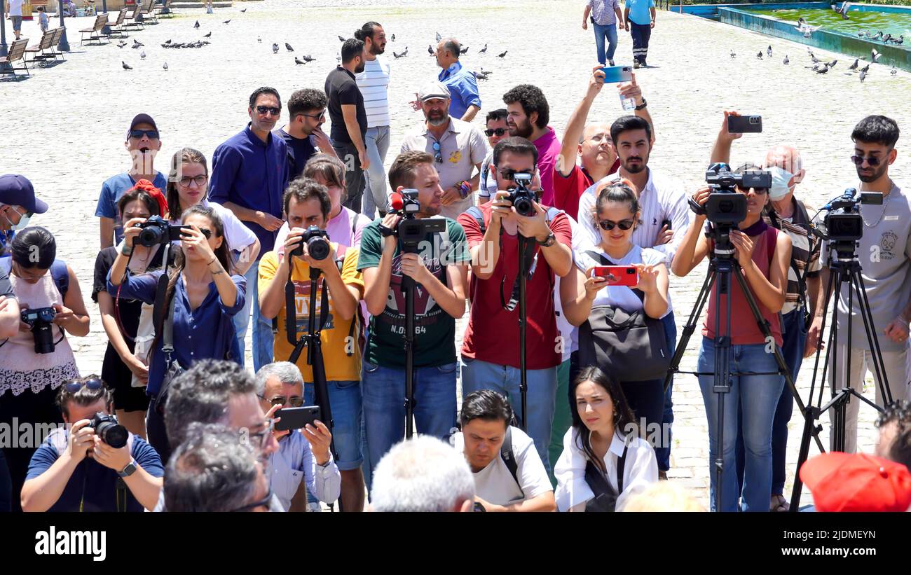 Türkei, 21/06/2022, das „Desinformationsgesetz“ der Türkei hat von Journalisten, Medienvertretern, der Anwaltskammer von Izmir, dem Gewerkschaftsbund der öffentlichen Arbeiter, dem Gewerkschaftsbund der revolutionären Gewerkschaften der Türkei, der Vereinigung der Türkischen Ingenieure und Architekten und der Medizinischen Kammer von Izmir bei einer von der Journalistenvereinigung Izmir organisierten Demonstration protestiert. Dilek Gappi, Präsident des Journalistenverbandes Izmir, dessen Rede oft durch Slogans unterbrochen wurde, betonte, dass das Gesetz die Medienfreiheit zerstören könnte. Stockfoto