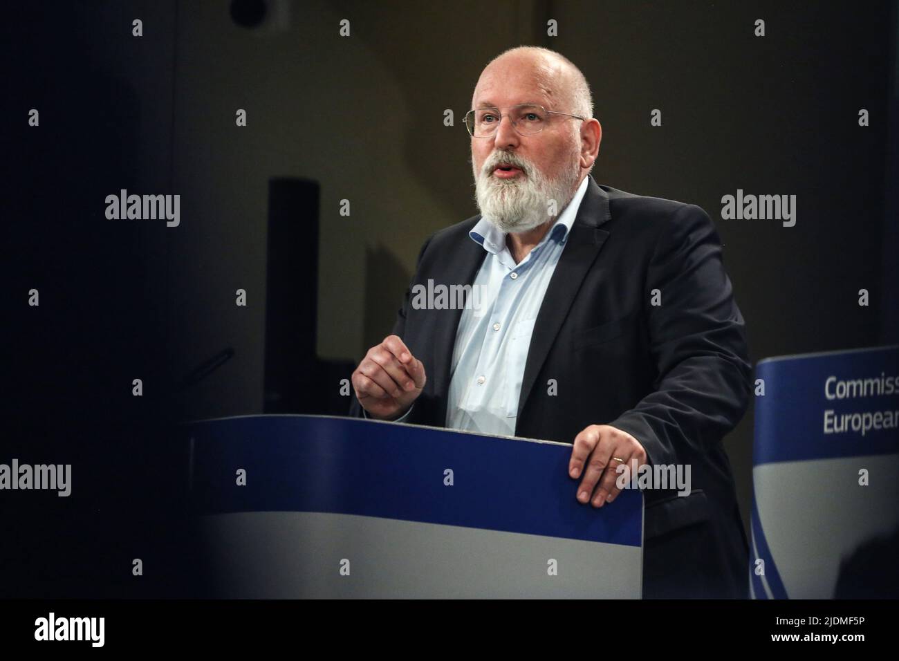 Brüssel, Region Brüssel-Hauptstadt, Belgien. 22.. Juni 2022. Frans Timmermans, der Exekutiv-Vizepräsident der Europäischen Kommission und EU-Kommissar für den Europäischen Green Deal, spricht am 22. Juni 2022 auf einer Pressekonferenz über das Naturrestaurierungsgesetz und den Vorschlag der Kommission, den Einsatz von Pestiziden bis 2030 zu halbieren, am Hauptsitz der Europäischen Kommission in Brüssel, Belgien. (Bild: © Valeria Mongelli/ZUMA Press Wire) Stockfoto