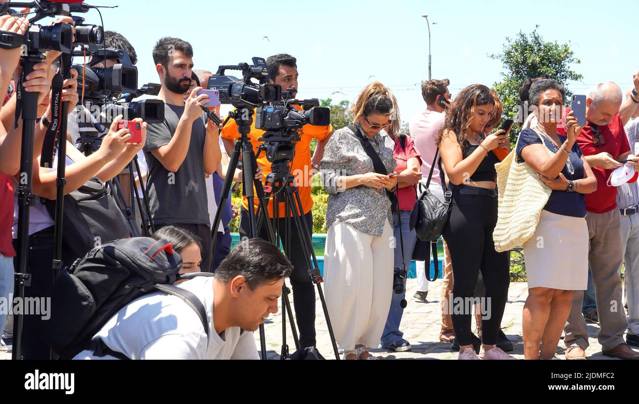 Türkei, 21/06/2022, das „Desinformationsgesetz“ der Türkei hat von Journalisten, Medienvertretern, der Anwaltskammer von Izmir, dem Gewerkschaftsbund der öffentlichen Arbeiter, dem Gewerkschaftsbund der revolutionären Gewerkschaften der Türkei, der Vereinigung der Türkischen Ingenieure und Architekten und der Medizinischen Kammer von Izmir bei einer von der Journalistenvereinigung Izmir organisierten Demonstration protestiert. Dilek Gappi, Präsident des Journalistenverbandes Izmir, dessen Rede oft durch Slogans unterbrochen wurde, betonte, dass das Gesetz die Medienfreiheit zerstören könnte. Stockfoto