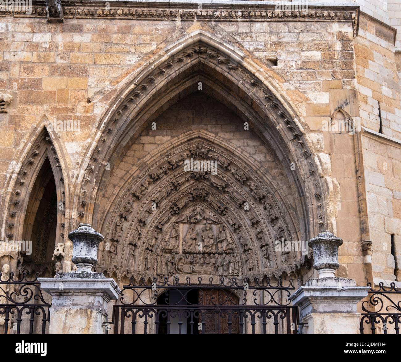 Spanien, Leon, Castilla y Leon. Kathedrale von Santa Maria. Gotik, 13.. Jahrhundert. Rechter Eingang, West Side. Stockfoto
