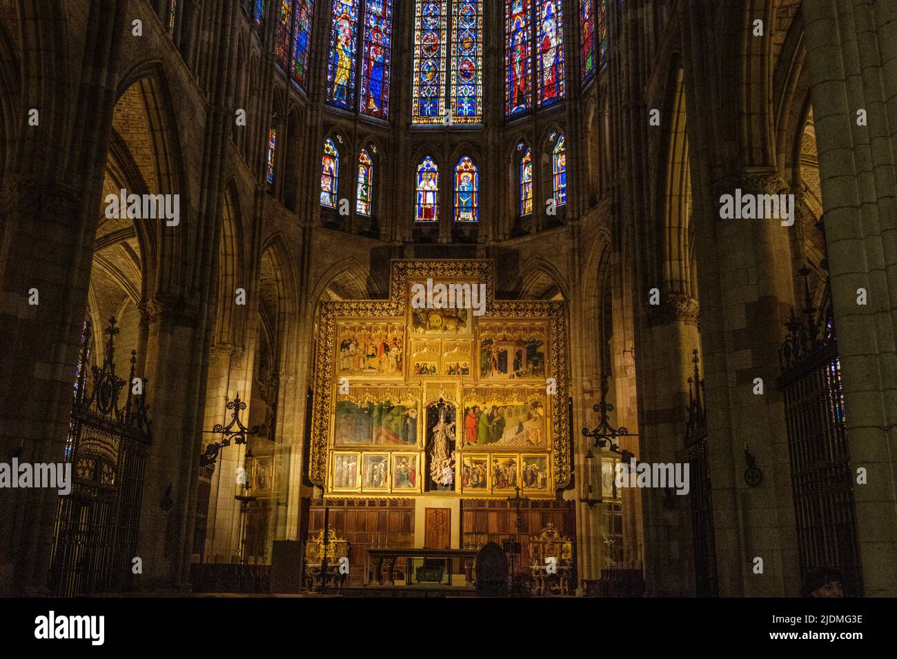 Spanien, Leon, Castilla y Leon. Glasfenster über dem Hauptaltar in der Kathedrale Santa Maria. Gotik, 13.. Jahrhundert. Stockfoto