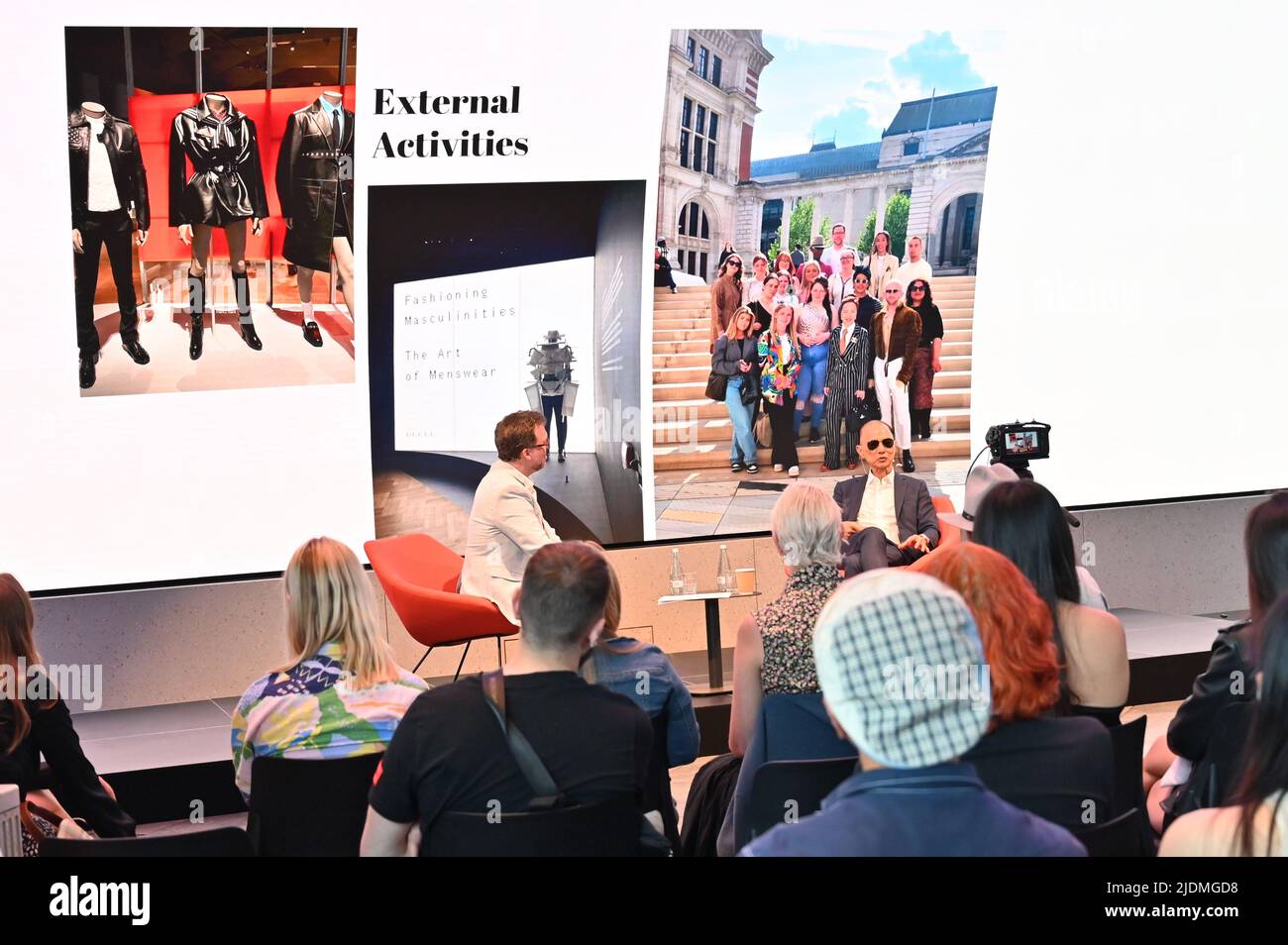 Jimmy Choo und seine Frau und Tochter nehmen an der Graduate Fashion Week 2022 in Coal Drops Yard, King Cross, London, Großbritannien, Teil. - 22. Juni 2022. Stockfoto