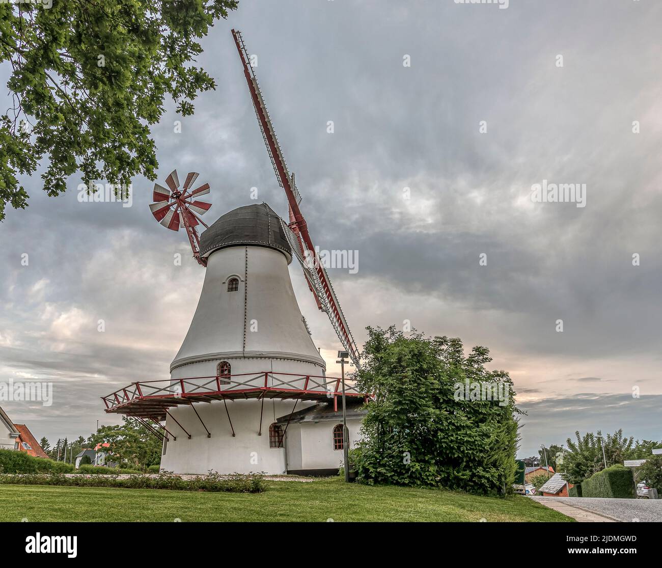 Vejle Windmühle ein historisches Wahrzeichen auf einem Hügel außerhalb von Vejle, Dänemark, 13. Juni 2022 Stockfoto