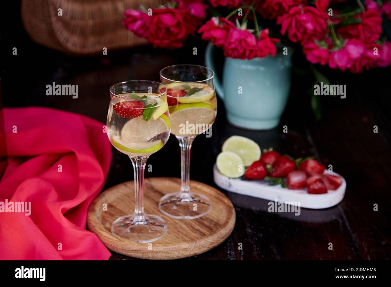 Buntes Wasser mit Zitrone, Limette, Minze und Erdbeeren. Strahlender Sommer gesunde natürliche Sommercocktails. Erfrischend, Diät, Entgiftung, natürliches, angereichertes Wasser. Sommerliche Getränke Stockfoto