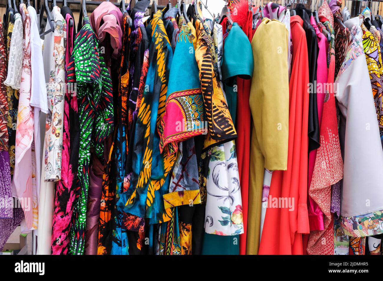 Spanien, Leon. Leuchtend farbige Kleidung zum Verkauf in der Plaza Mayor. Stockfoto