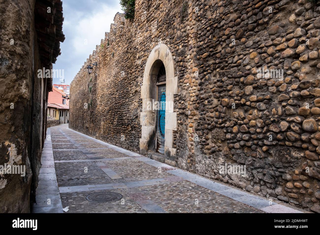 Spanien, Leon. Reste der römischen Mauer wurden später im Mittelalter hinzugefügt. Stockfoto