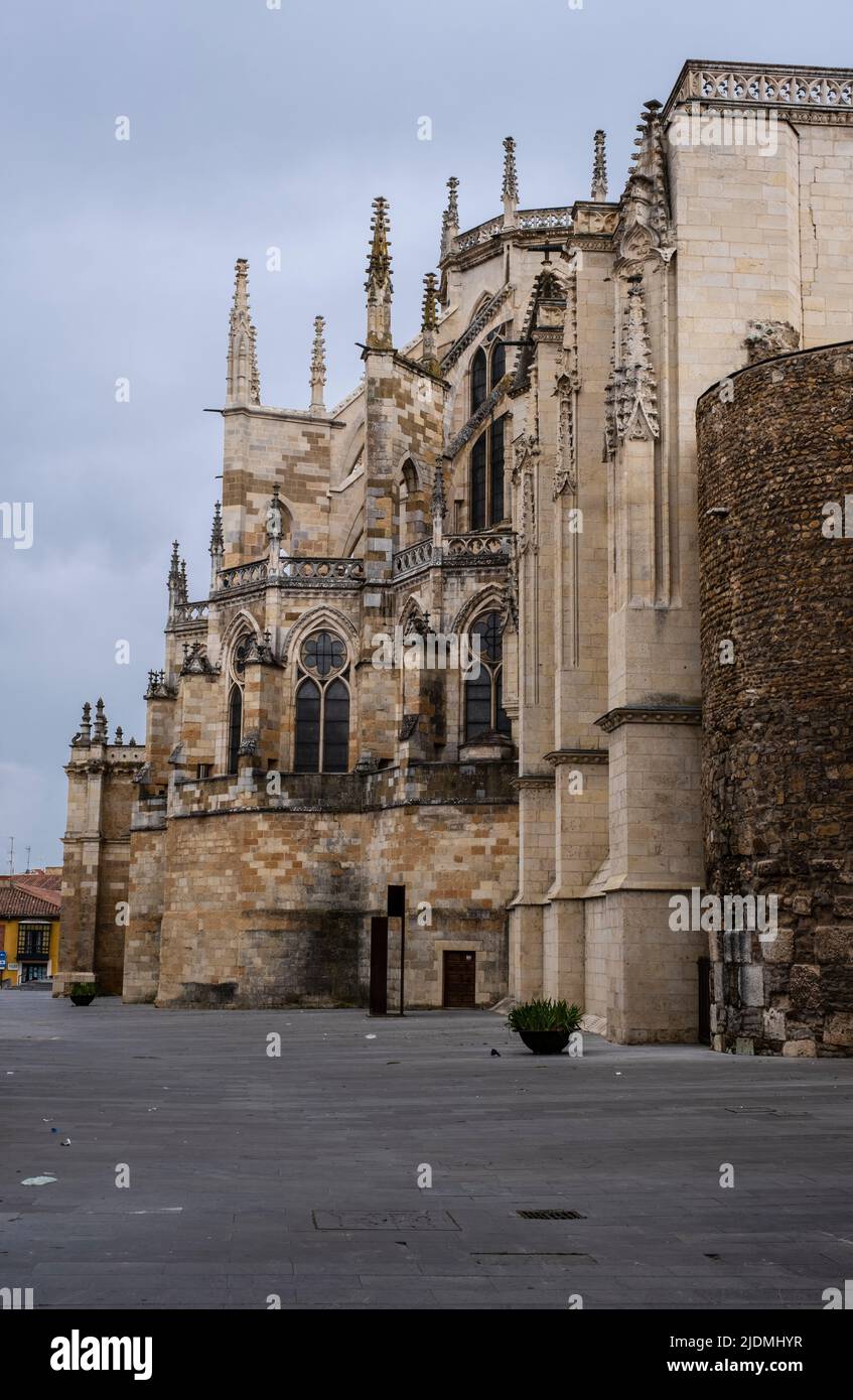 Spanien, Leon. Die Kathedrale Santa Maria grenzt an die Überreste der römischen Mauer und später an mittelalterliche Anbauten. Stockfoto