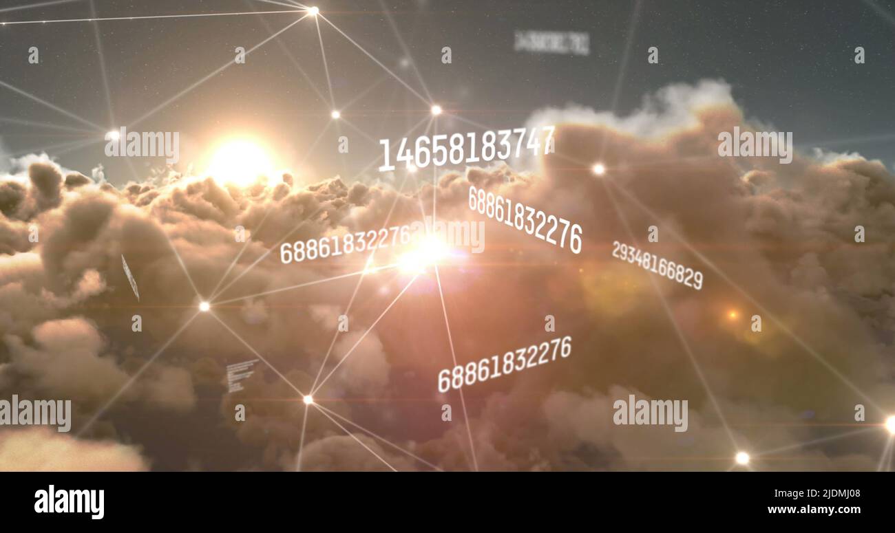 Bild von Zahlen und Netzwerk von Verbindungen über Sonnenuntergang Himmel Stockfoto