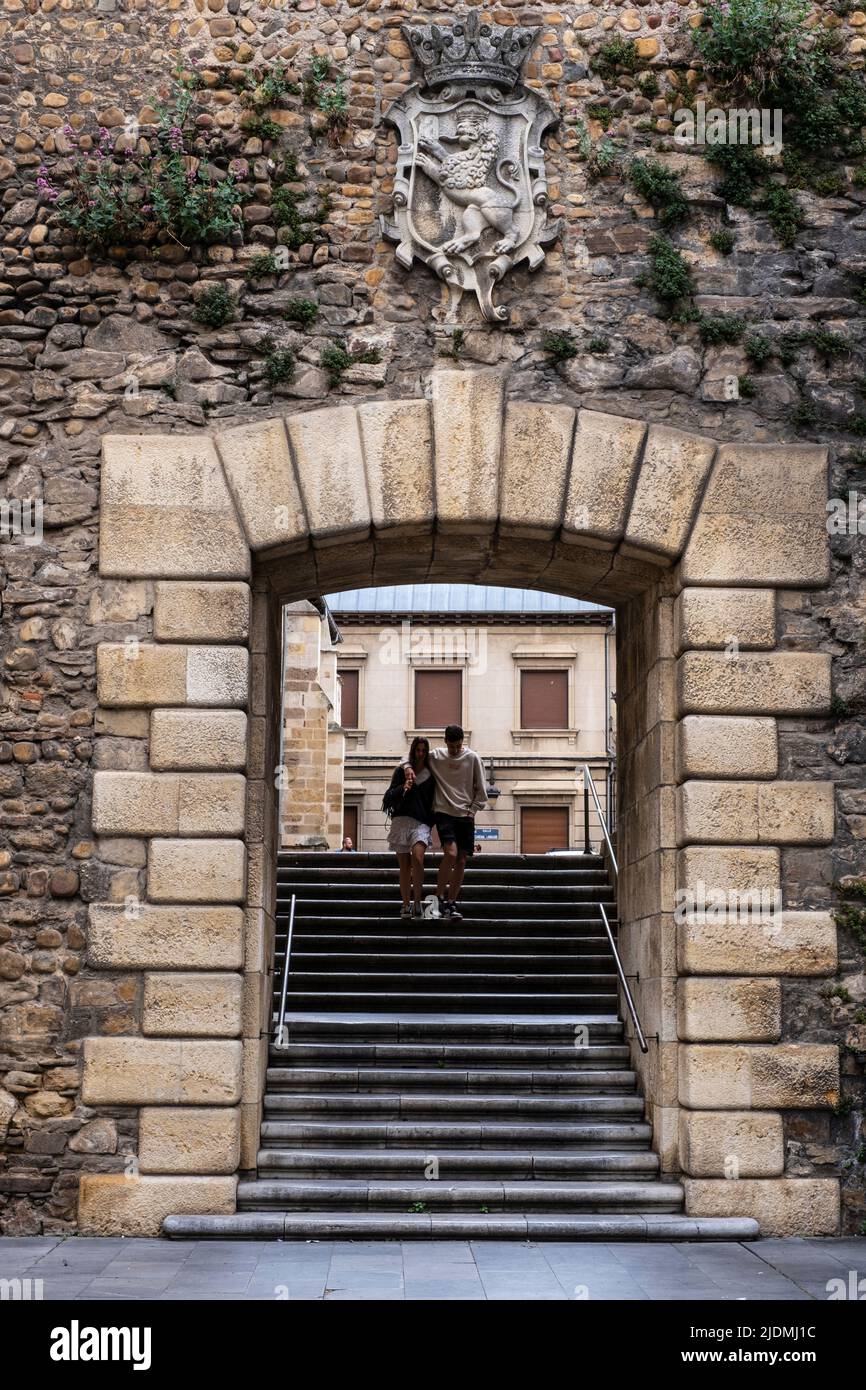 Spanien, Leon. Tor in die Altstadt durch Reste der römischen Mauer und spätere mittelalterliche Ergänzungen. Stockfoto