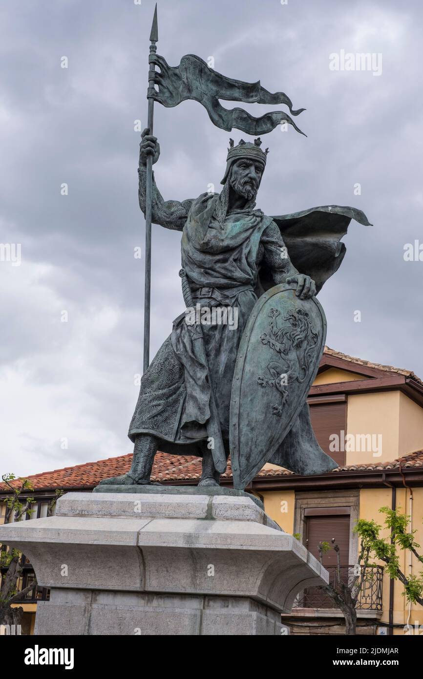 Spanien, Leon. Statue von König Alfonso IX., König von Leon 1188-1230. Stockfoto