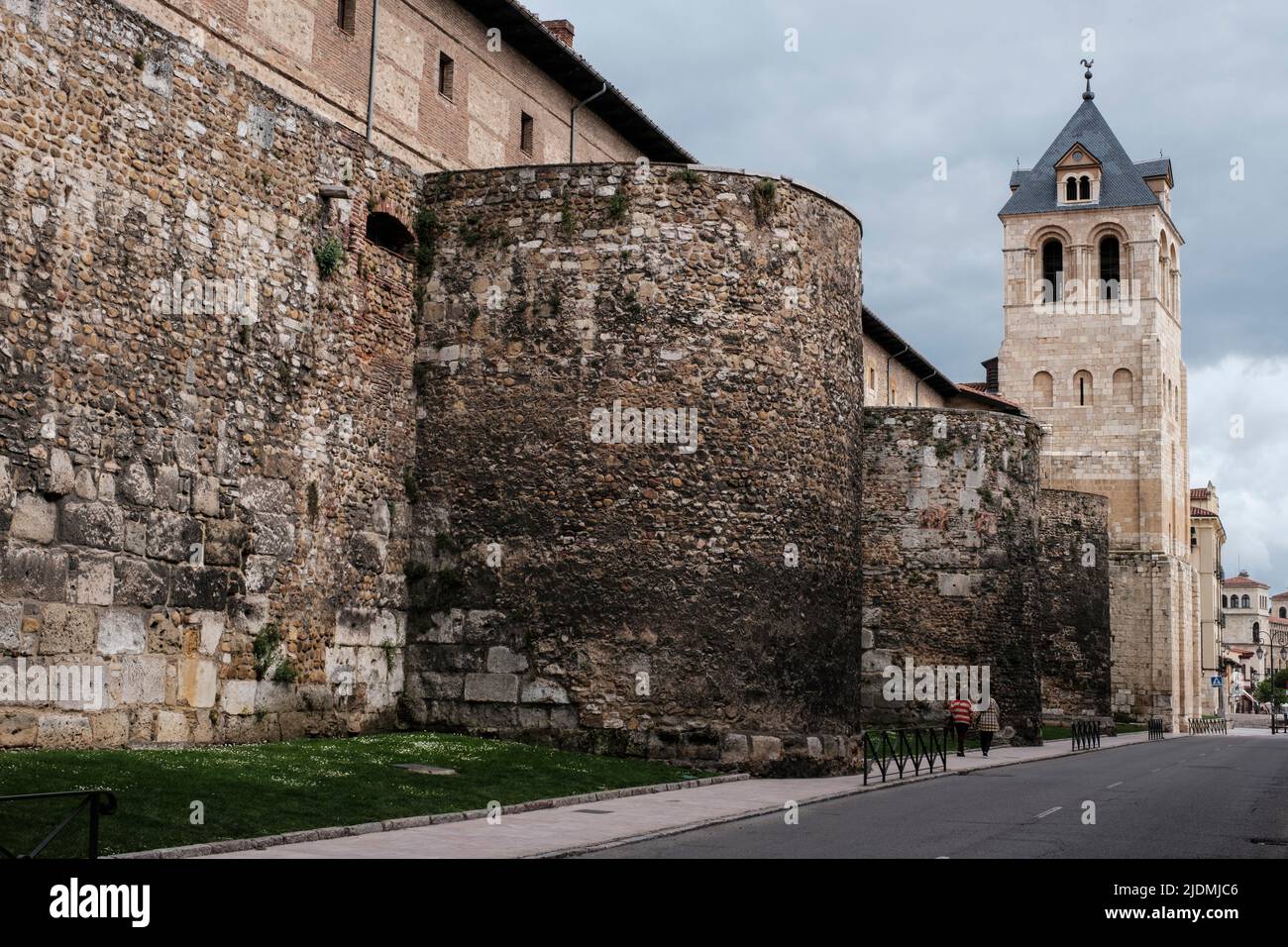 Spanien, Leon. Reste der römischen Mauer mit mittelalterlichen Anbauten, neben der Basilika San Isidoro. Stockfoto