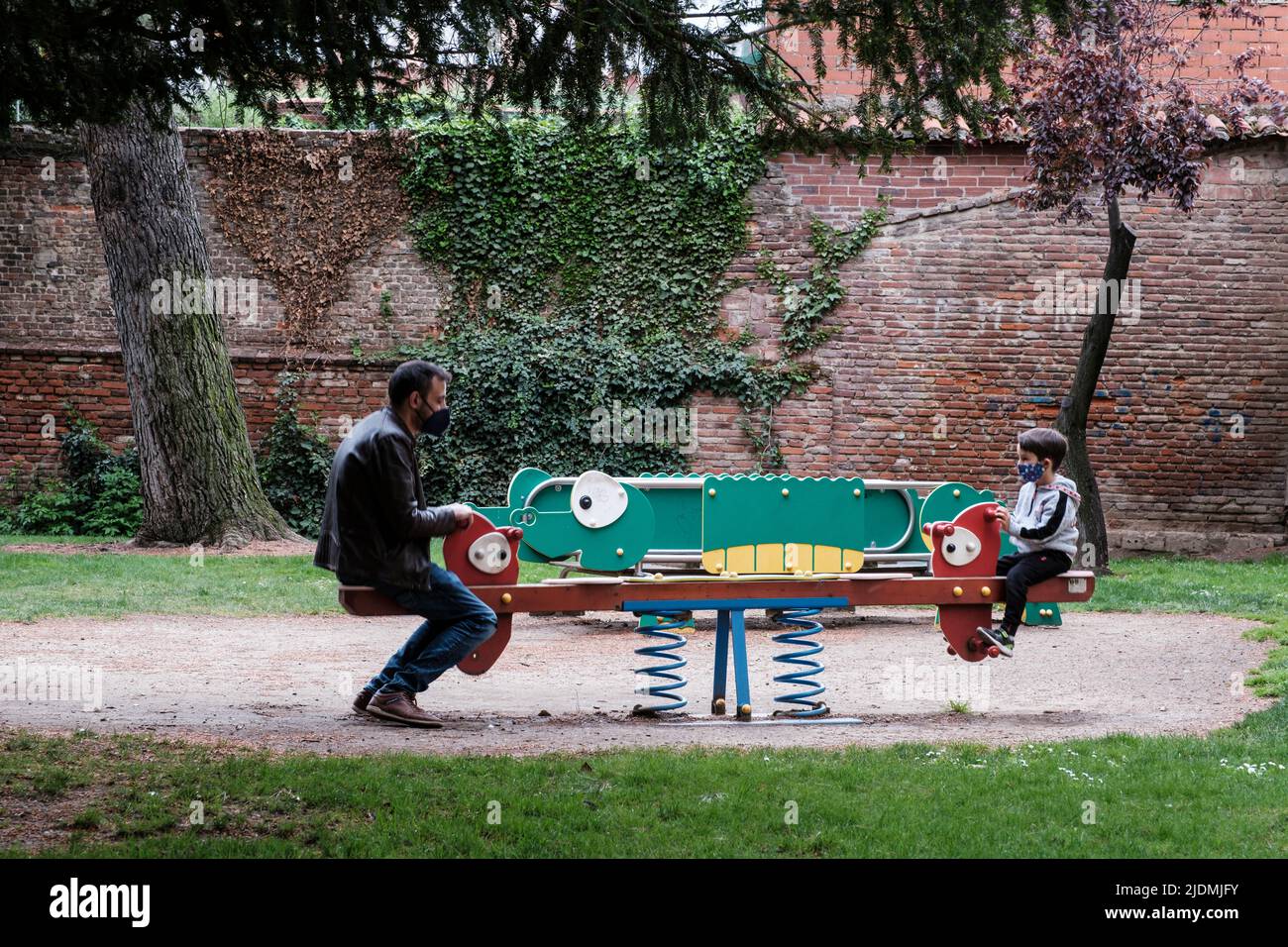 Spanien, Leon. Vater und Sohn spielen im Parque del Cid. Stockfoto