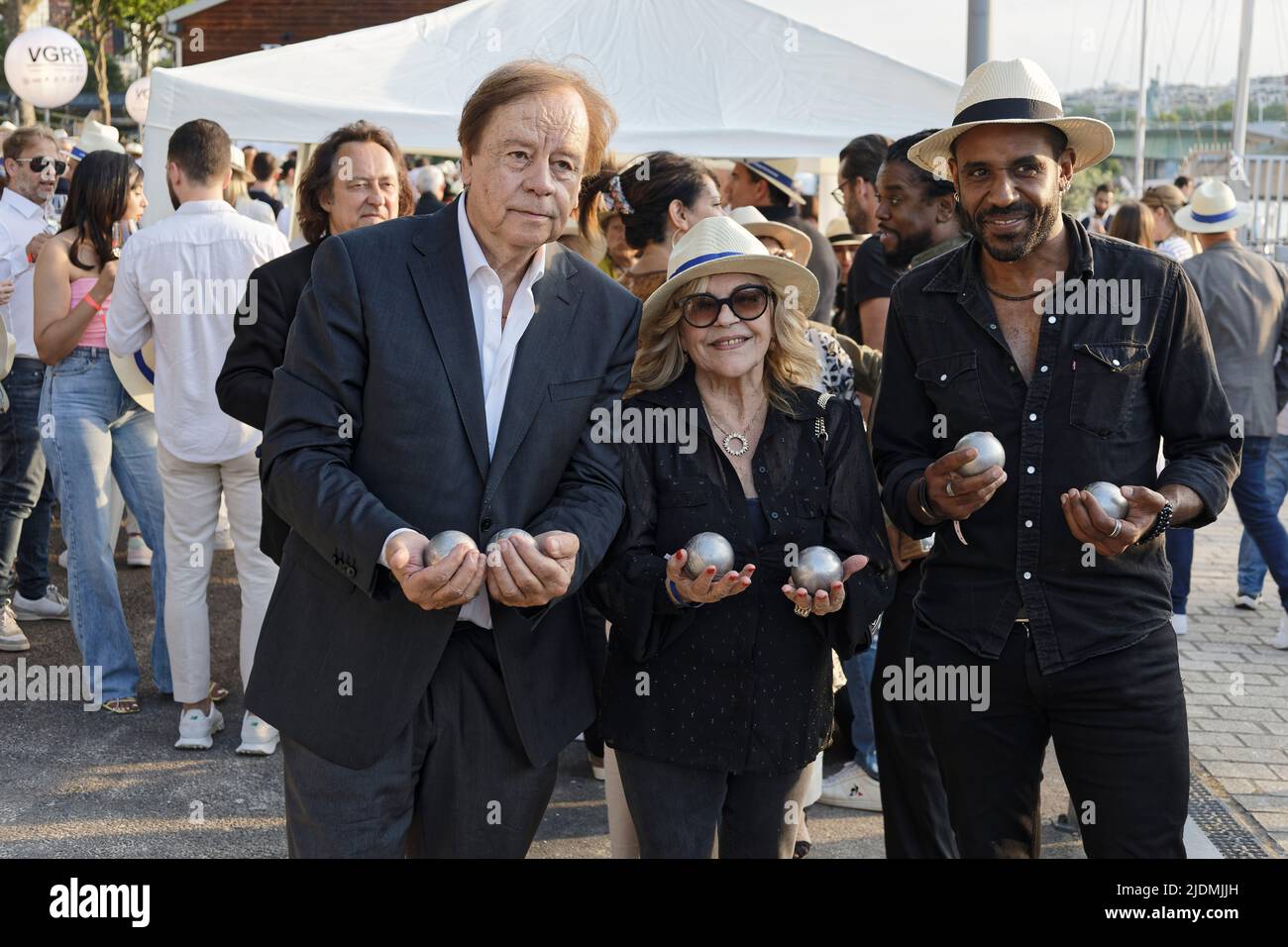 Paris, Frankreich. 21.. Juni 2022. Daniel Lauclair, Nicoletta und Loup-Denis Elion nehmen 8. an der Trophée de la Pétanque Gastronomique in Paris Teil. Stockfoto