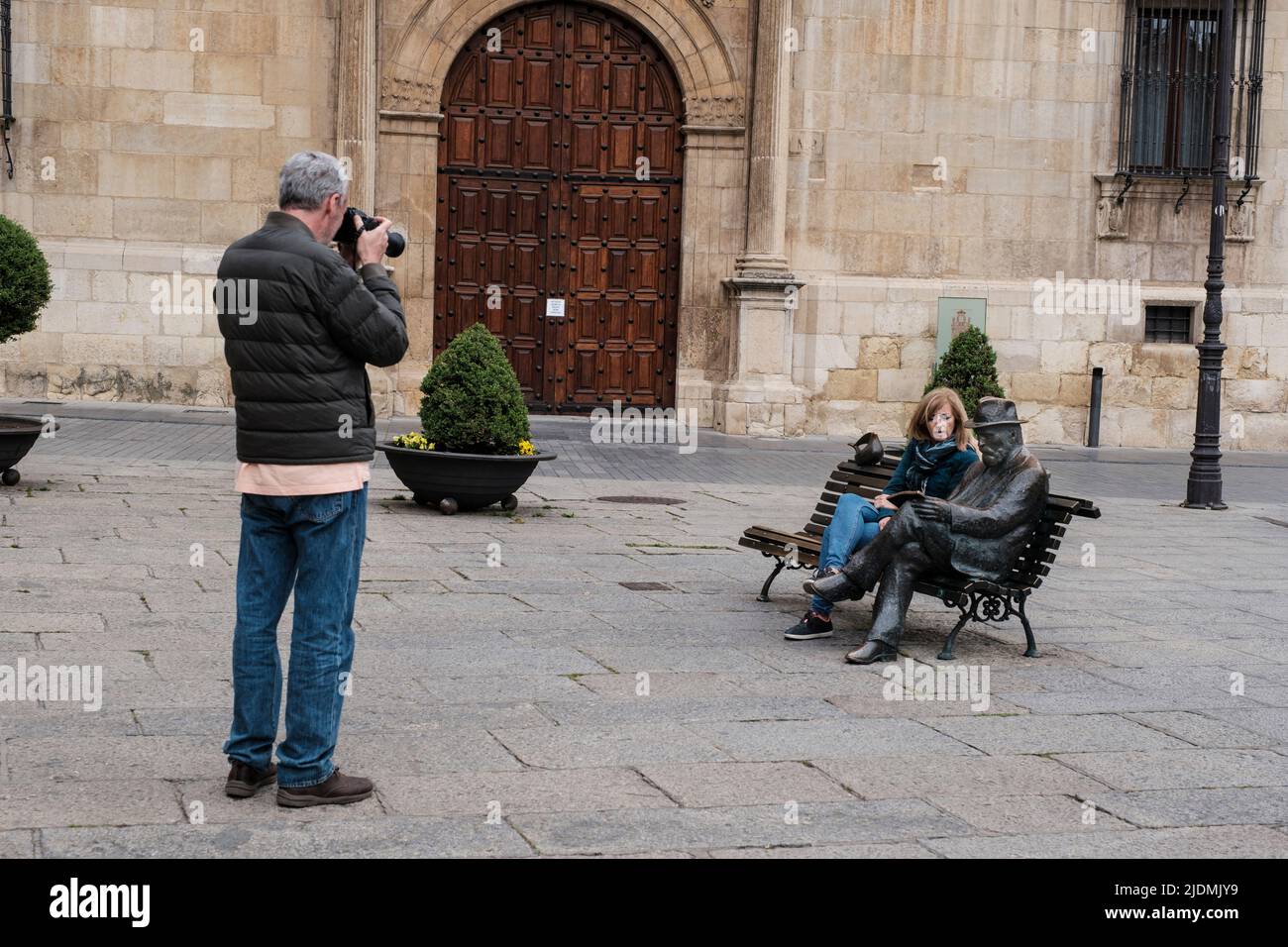 Spanien, Leon, Castilla y Leon. Touristen machen Foto der Skulptur, die Antonio Gaudi, vor seiner Casa Botines. Stockfoto