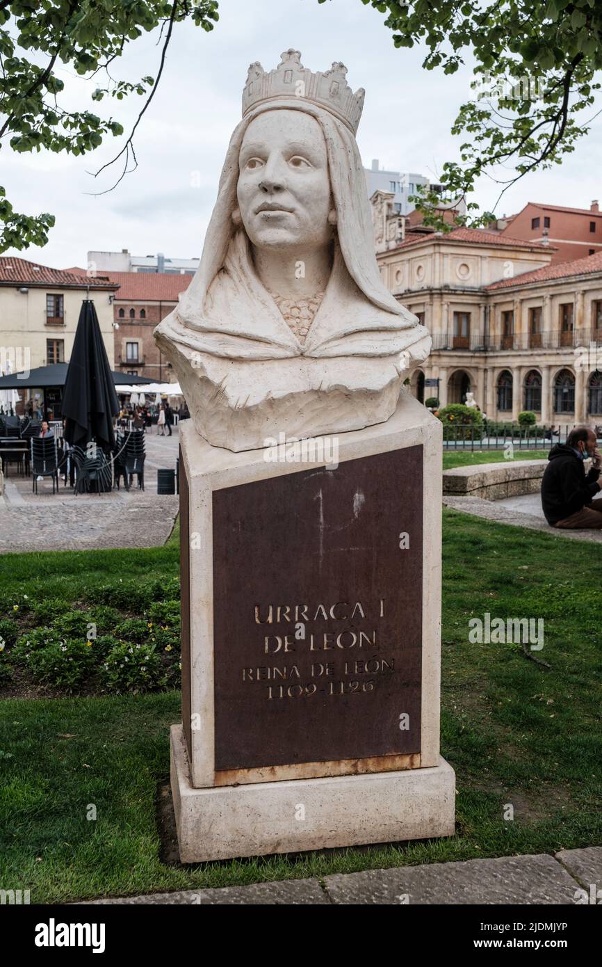Spanien, Statue zu Ehren von Königin Urraca, der ersten regierenden Königin in der europäischen Geschichte, Königin von Leon 1109-1126. Fuente de San Marcelo. Stockfoto