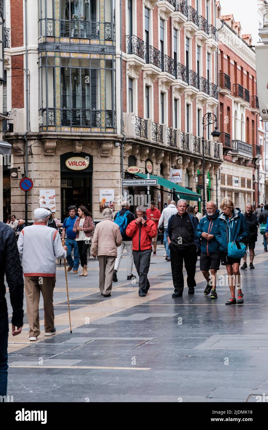 Spanien, Leon. Calle Ancha Street Scene, Sonntagabend Paseo (Spaziergang). Stockfoto