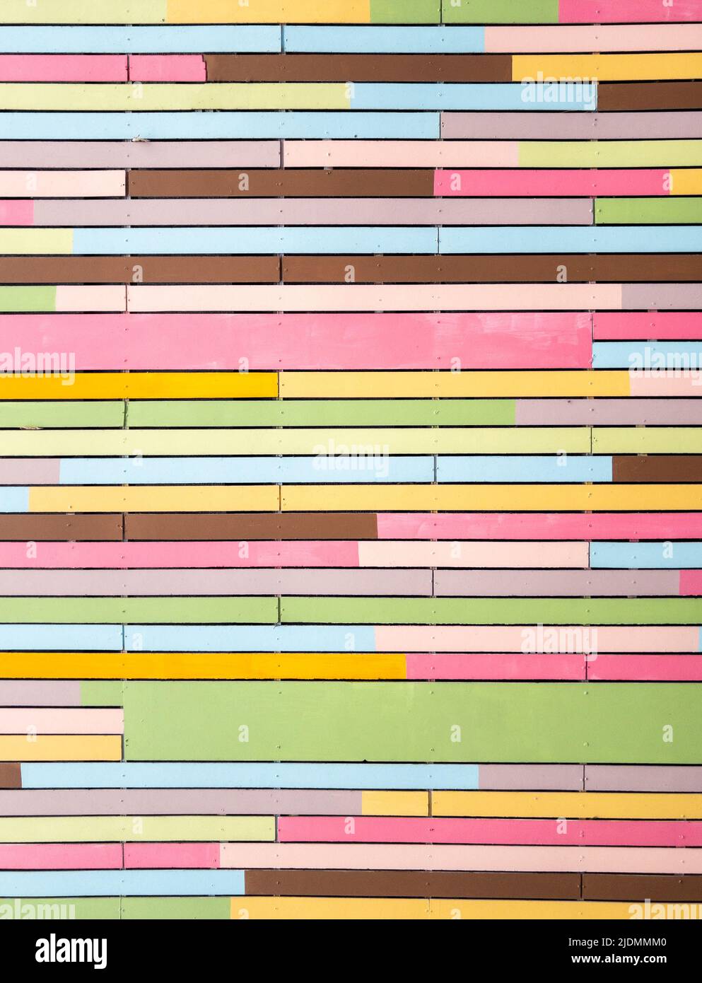 Die Bretter sind in verschiedenen Farben an der Decke des Kindergartens lackiert, Vorderansicht für den Hintergrund. Stockfoto