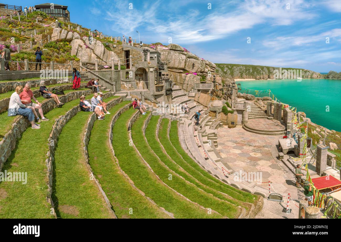 Das Minack Theatre, die Idee von Rowena Cade, ist ein Open-Air-Theater, das über einer Schlucht thront und von einem Felsvorsprung aus Granit ins Meer ragt. Der Stockfoto