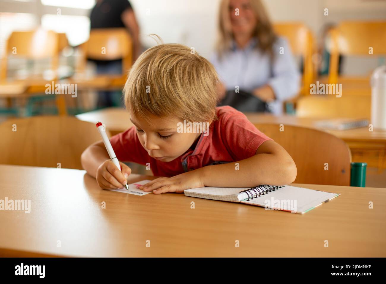 Kind Vergisst Ständig Sachen In Der Schule Vorschulkind, auf einem Schreibtisch in der Schule sitzend, Unterricht
