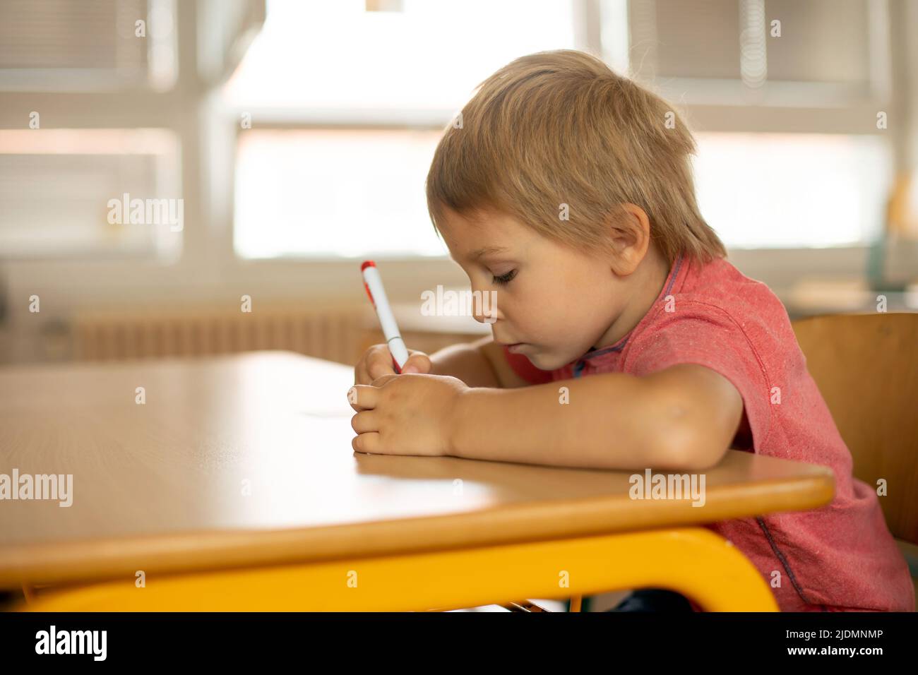 Kind Vergisst Ständig Sachen In Der Schule Vorschulkind, auf einem Schreibtisch in der Schule sitzend, Unterricht