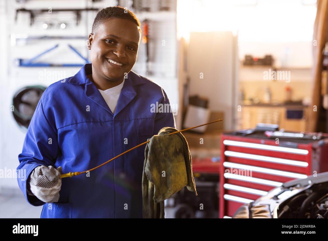 Porträt einer lächelnden afroamerikanischen Mechanikerin mit mittlerem Erwachsenen, die in der Werkstatt arbeitet, Kopierraum Stockfoto