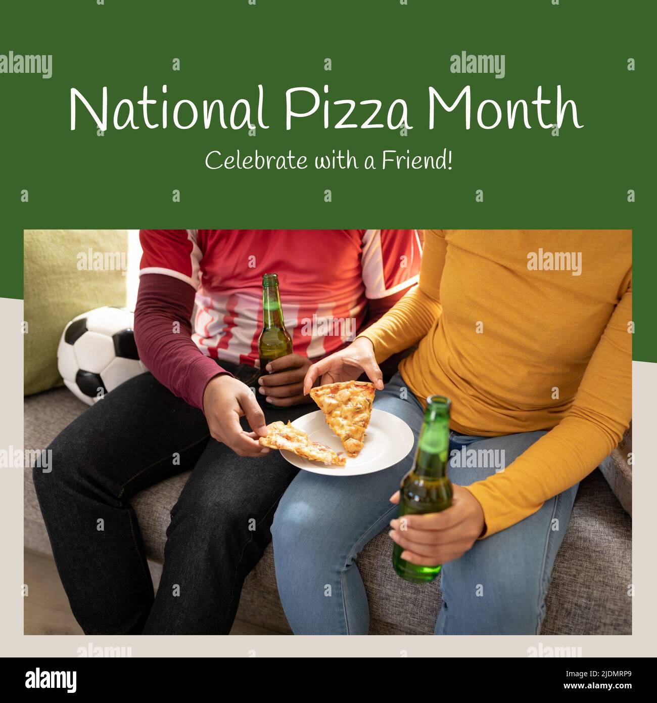 Kaukasische Freunde mit Pizza und Bier auf dem Sofa und nationalen Pizza Monat, feiern mit einem Freund Text Stockfoto