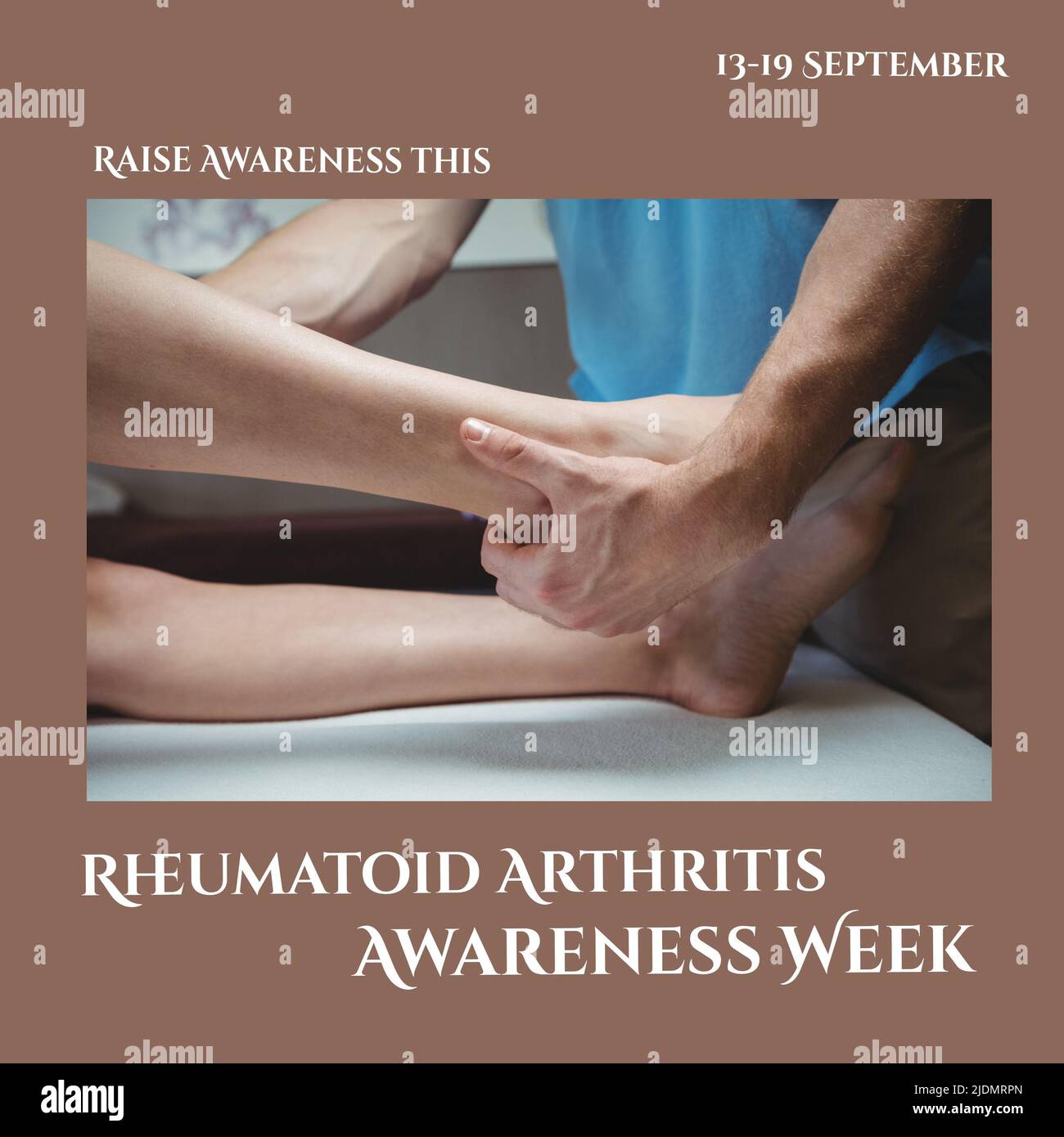 Kaukasischer Arzt bewegt das Bein des Patienten und sensibilisiert diese Woche zur Sensibilisierung für rheumatoide Arthritis Stockfoto