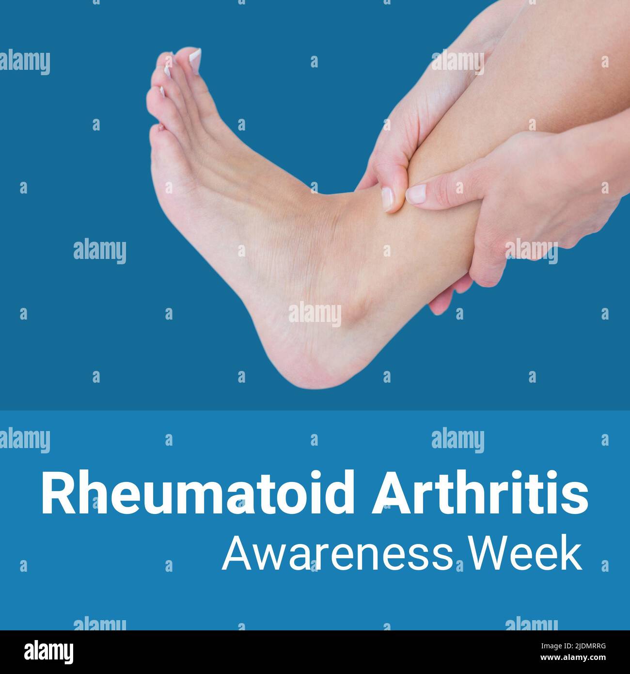 Zusammensetzung aus kaukasischer Frau, die den Knöchel berührt, und dem Text der Woche zur Sensibilisierung für rheumatoide Arthritis Stockfoto