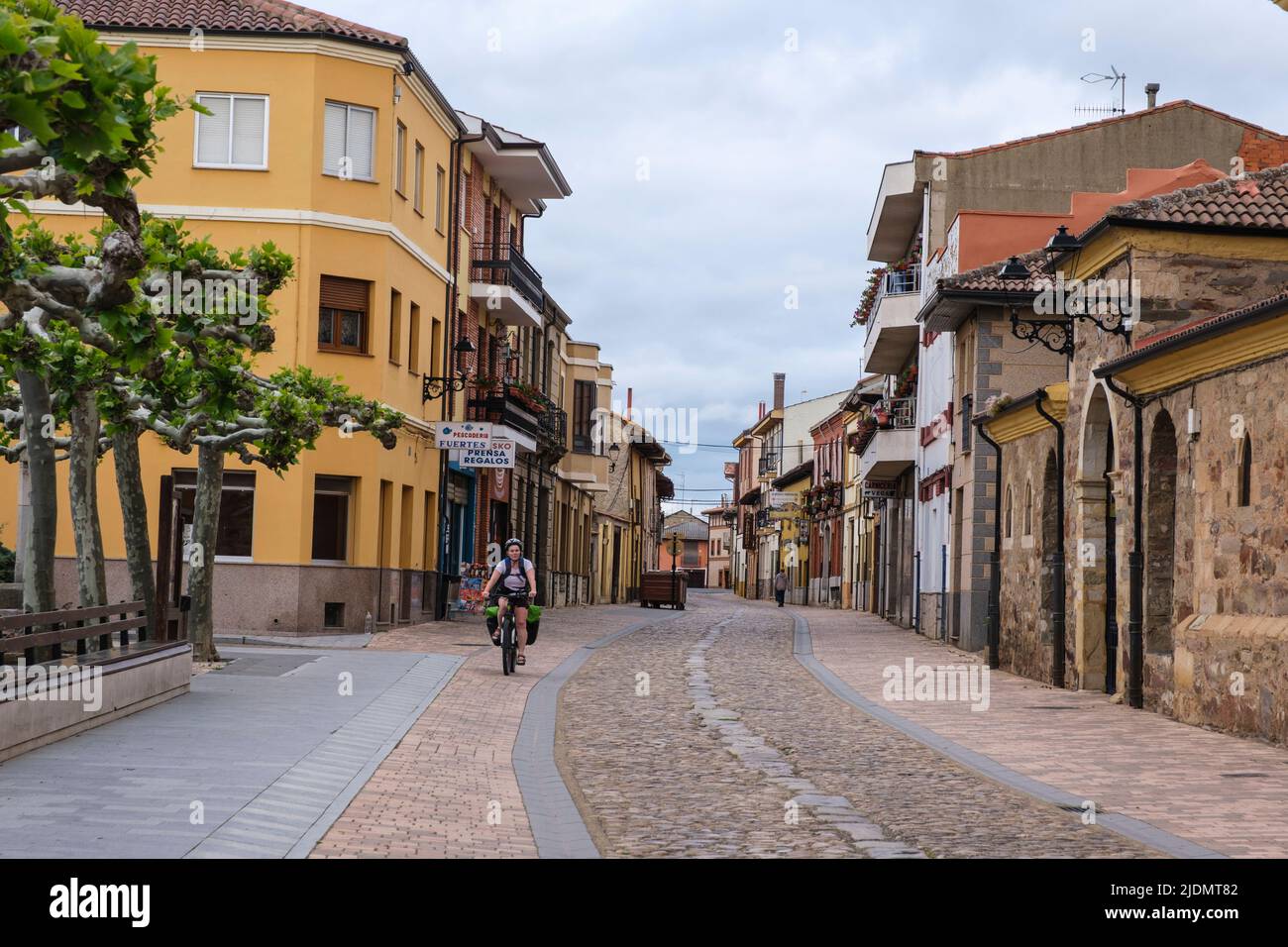 Spanien, Hospital de Orbigo, Castilla y Leon. Straßenszene mit Radsportler. Stockfoto