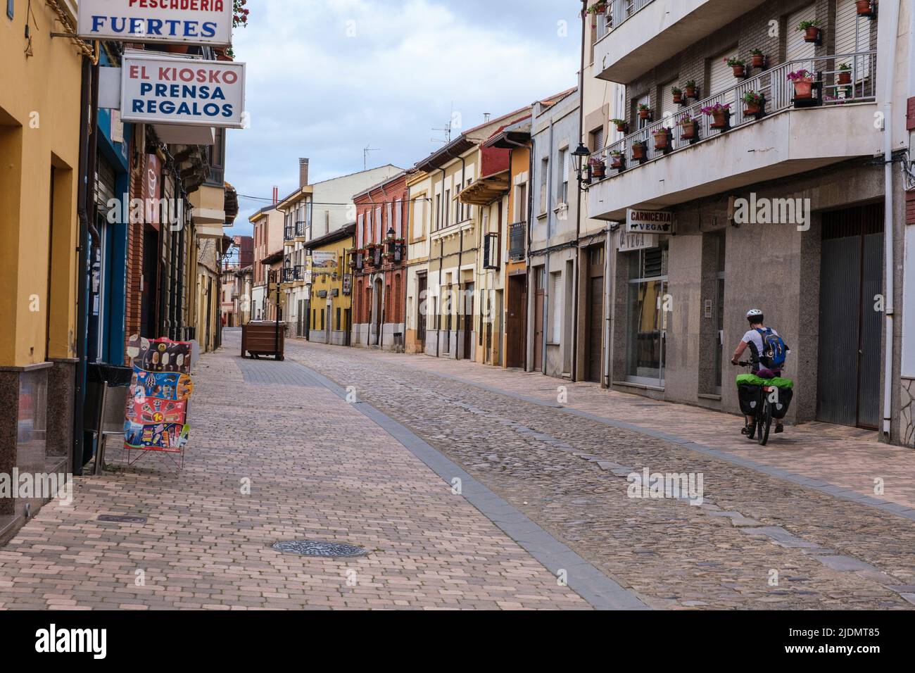 Spanien, Hospital de Orbigo, Castilla y Leon. Straßenszene. Stockfoto