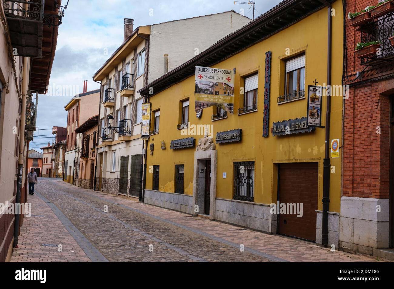 Spanien, Hospital de Orbigo, Castilla y Leon. Street Scene, Camino Hostel. Stockfoto