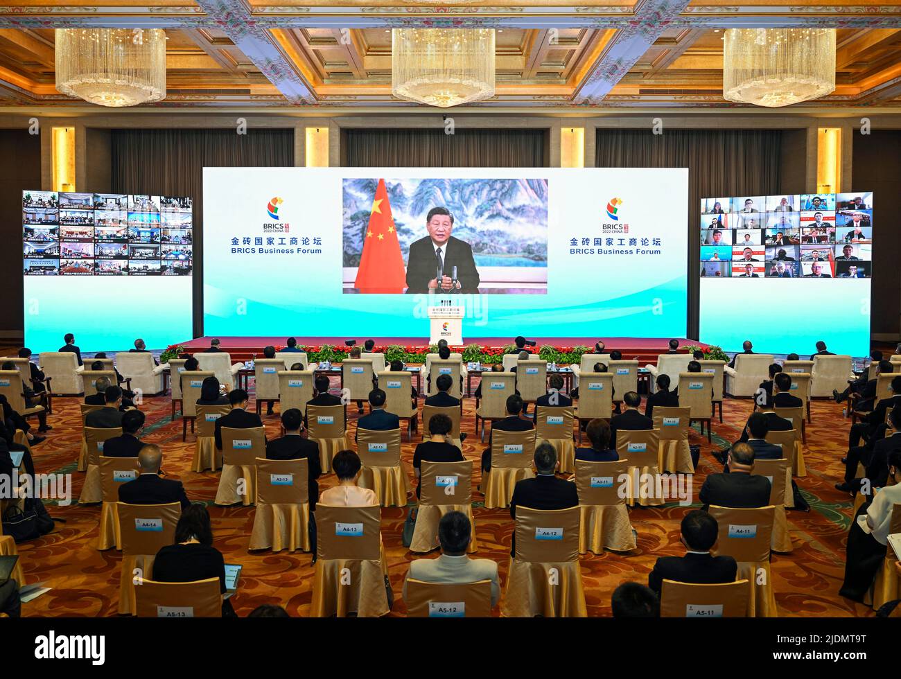 Peking, China. 22.. Juni 2022. Der chinesische Präsident Xi Jinping hält eine Keynote-Rede in virtuellem Format bei der Eröffnungszeremonie des BRICS-Wirtschaftsforums am 22. Juni 2022. Kredit: Yin Bogu/Xinhua/Alamy Live Nachrichten Stockfoto