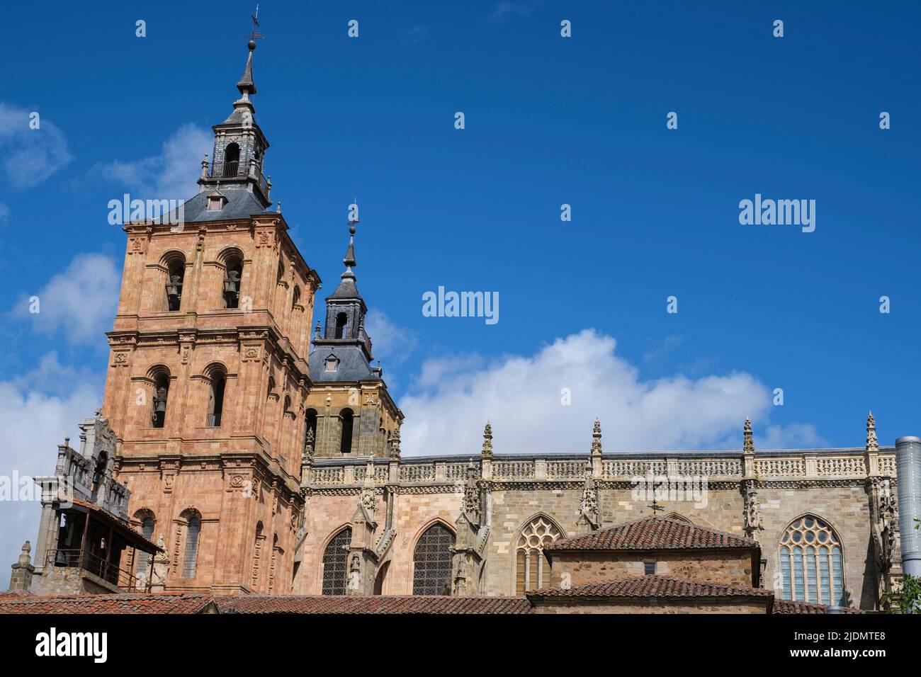 Spanien, Astorga, Castilla y Leon. Türme Der Kathedrale Von Santa María. Stockfoto