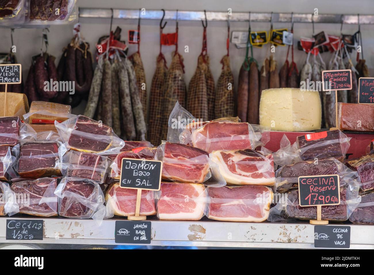 Spanien, Astorga, Castilla y Leon. Dienstag Markt, Fleisch- und Käsemarkt. Stockfoto