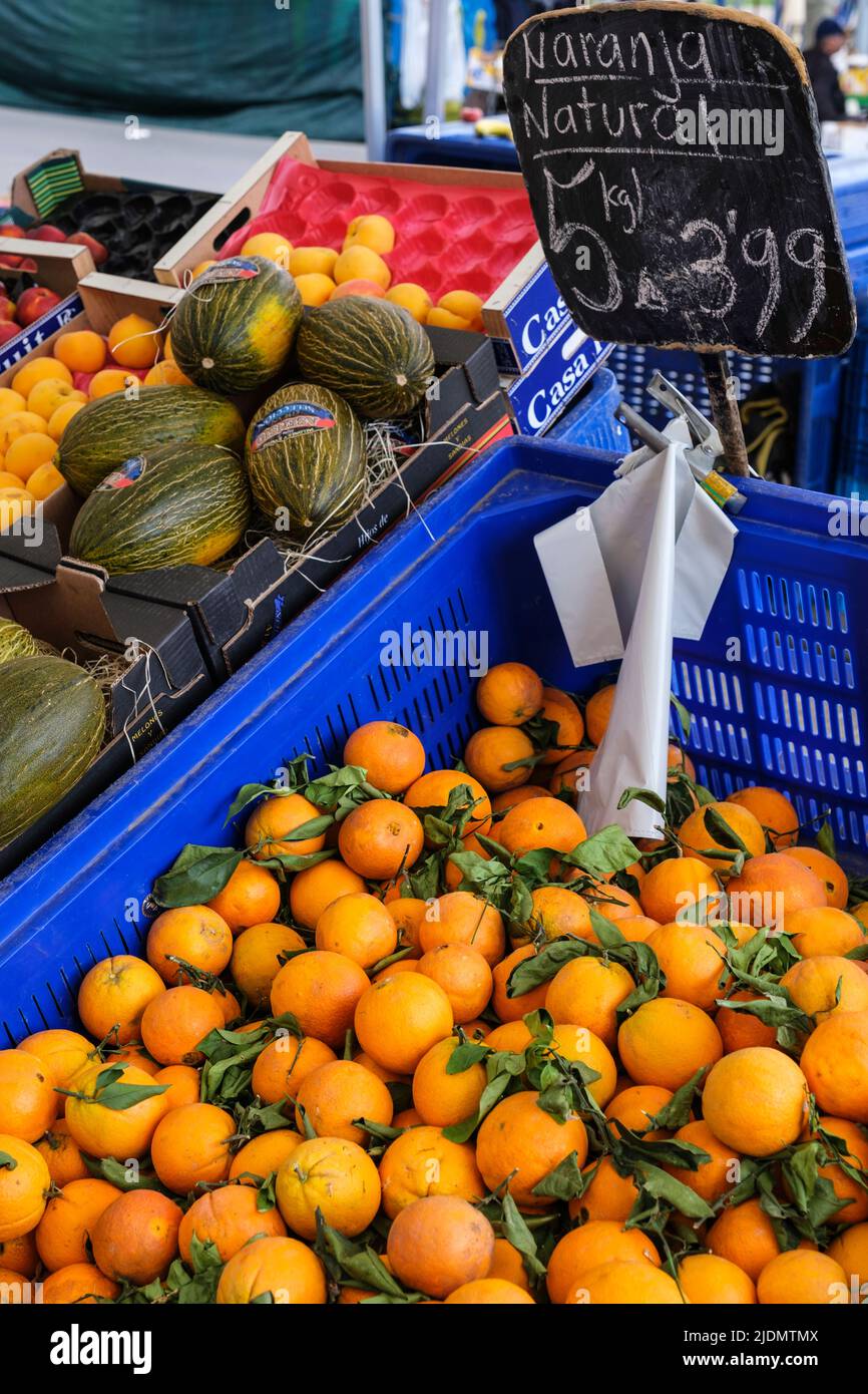 Spanien, Astorga, Castilla y Leon. Dienstag Markt, Orangen und Melonen. Stockfoto