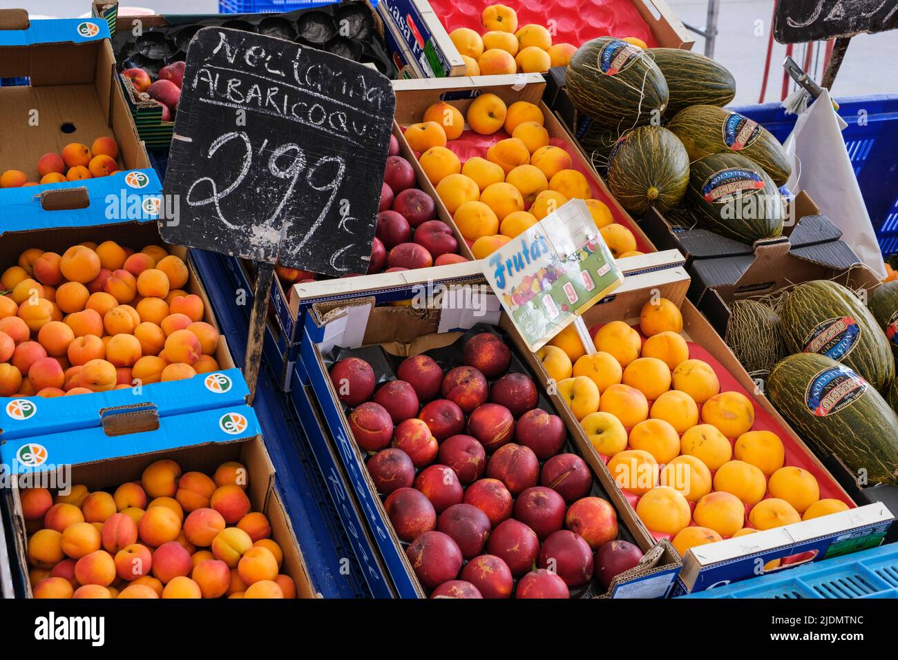 Spanien, Astorga, Castilla y Leon. Dienstag Markt, Obstverkäufer, Aprikosen, Nektarinen, Melonen. Stockfoto