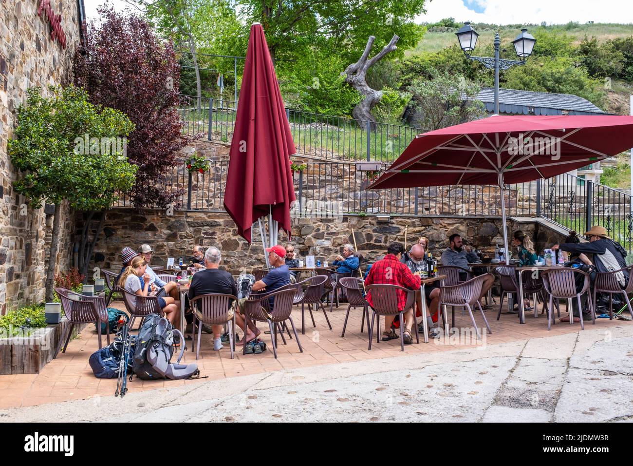 Spanien, El Acebo, Castilla y Leon. Wanderer im Outdoor Cafe Rastplatz. Stockfoto